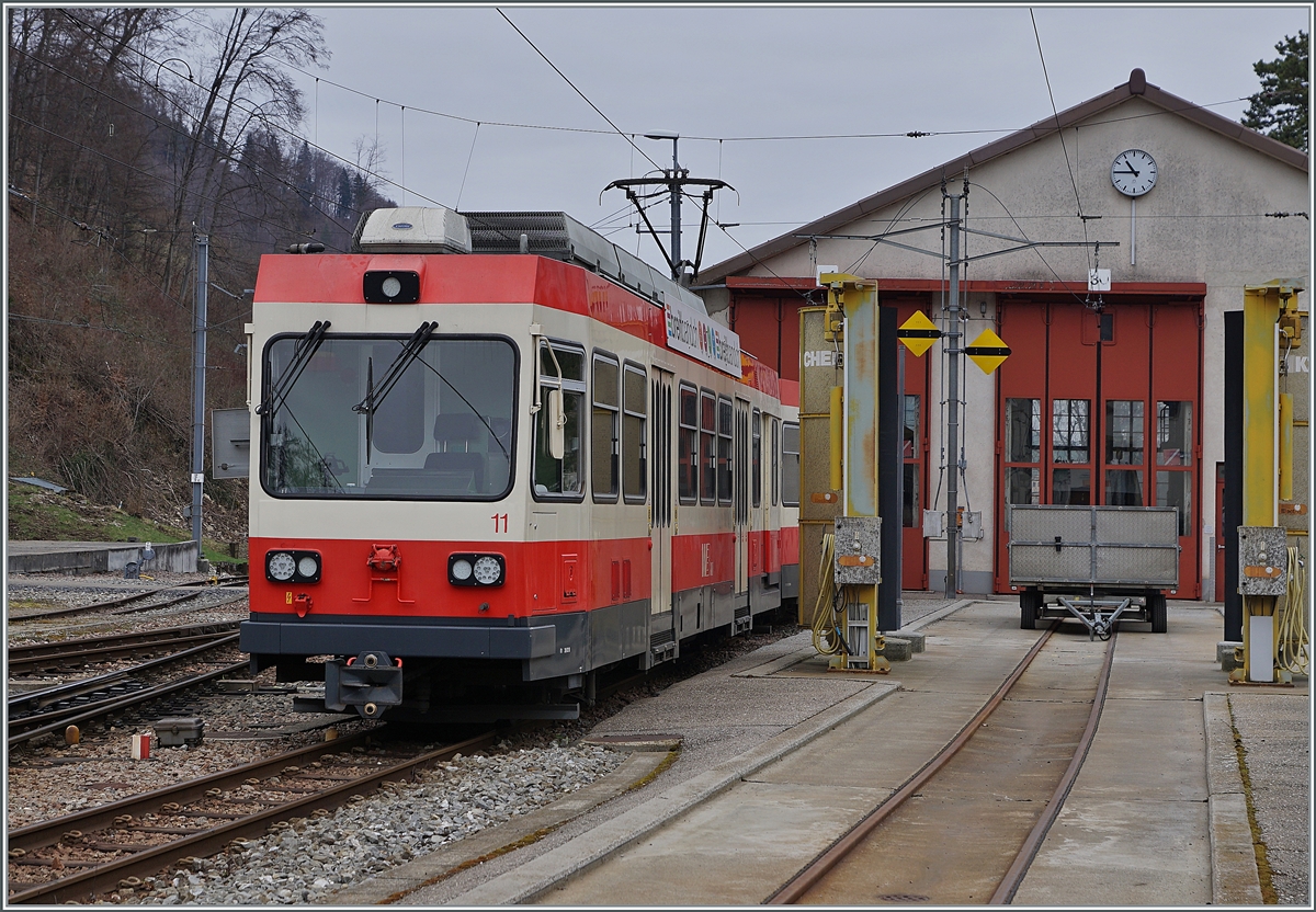 Der Waldenburger Bahn BDe 4/4 11 wartet im Dépôt von Waldenburg auf seinen nächsten Einsatz. Eigentlich geht die Uhr am Dépôt falsch, sie sollte fünf vor zwölf anzeigen, denn schon am 5. April ab 10 Uhr und bis 14 Uhr, ab dem folgenden Tag dann definitiv wird der Betrieb der 75 cm spurigen Waldenburgerbahn eingestellt um 1 1/2 Jahre später durch eine Meterspurbahn ersetzt zu werden. 

21. März 2021