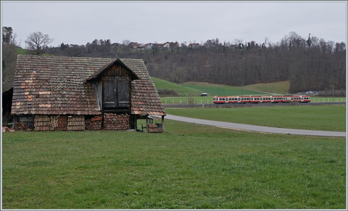 Der Waldenburger BDe 4/4 13  Hölstein  ist mit einem Regionalzug von Liestal nach Waldenburg kurz vor der Lampenberg-Ramlinsburg unterwegs. 

21. März 2021