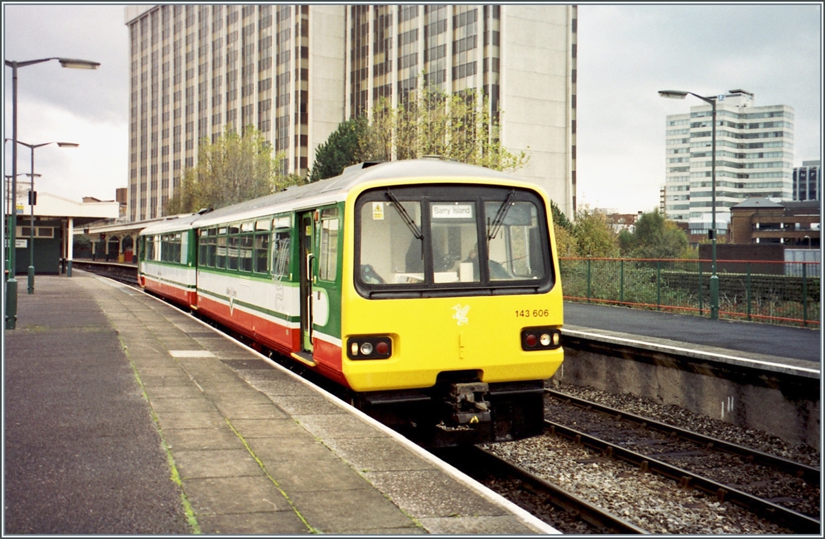 Der Wales&West (Muttergesellschaft: National Express) Dieseltriebzug 143 606 nach Bary Island verlässt die dem Stadtzentrum nahe Station Cardiff Queens Street / Caerdydd Heol y Frenhines. 

Ein Analogbild vom 7. November 2000