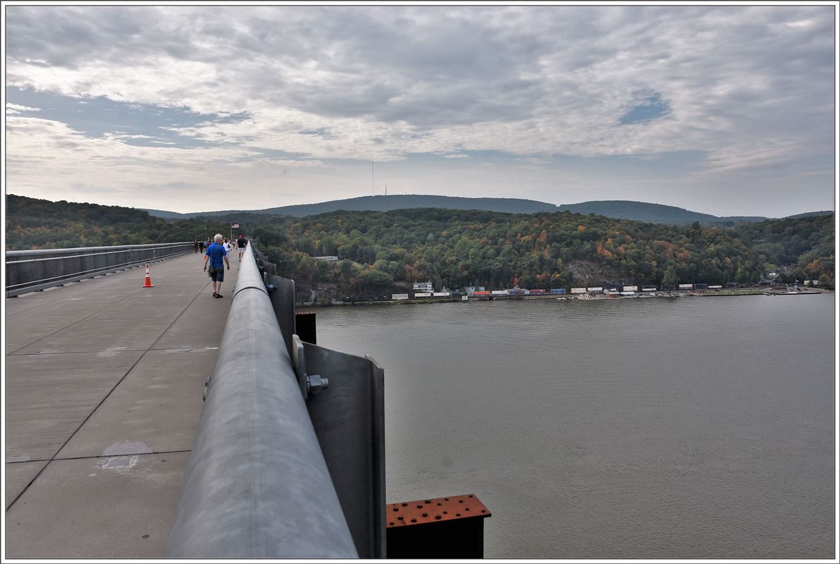 Der Walkway over the Hudson ist ein gut ausgebauter Weg über die alte Eisenbahnbrücke von Poughkeepsie. Auf der rechten Talseite fährt ein Güterzug mit zwei CSX Dieselloks südwärts Richtung New York. (07.10.2017)