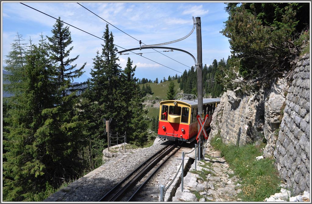 Der Wanderweg von der Schynigen Platte nach Burglauenen kreuzt hier auf der Stepfegg das Trasse der SPB. (06.07.2013)