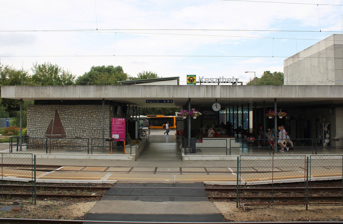 Der Warte- und Servicebereich im sehr gepflegten Bahnhof von Keszthely, am 26.07.2025.