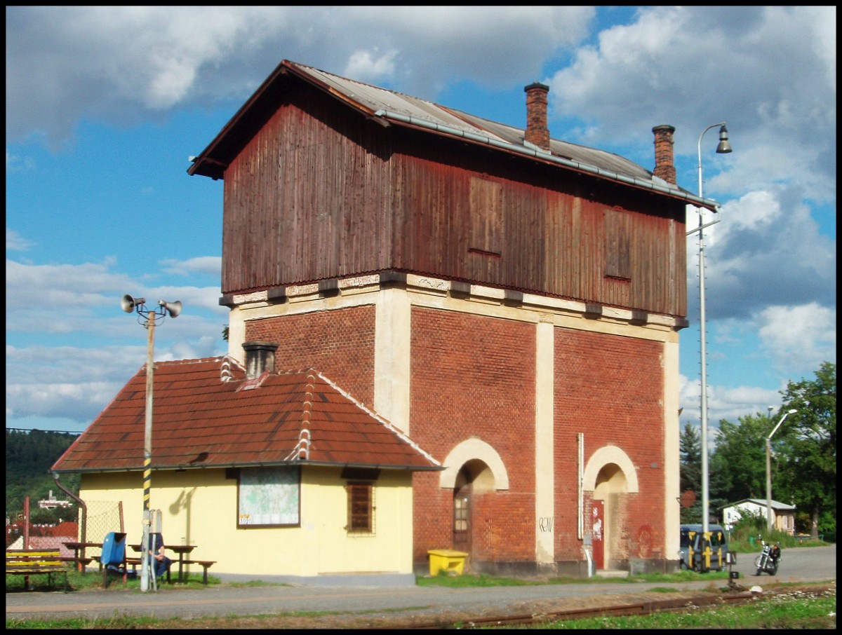 Der Wasserhäuser in Bahnhof Plasy am 28.8.2011.