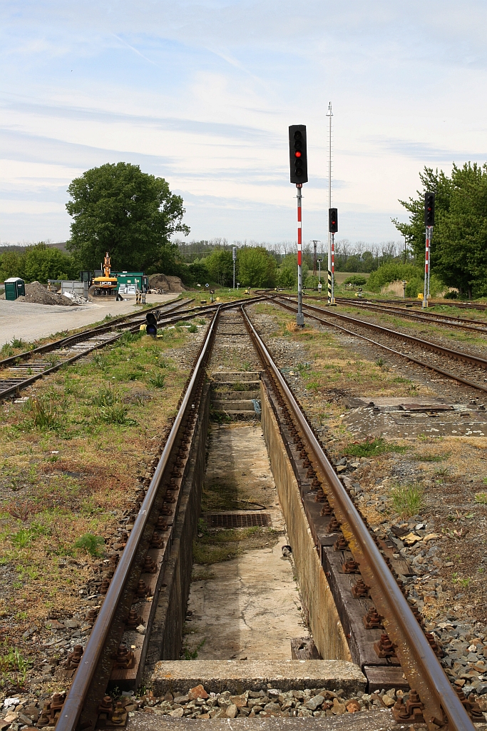 Der Wasserkran wurde schon entfernt, aber die Schlackengrube gibt es nach wie vor. Bahnhof Cejc am 11.Mai 2019, aufgenommen vom Betonplattenübergang (48°56'32.2 N 16°57'25.8 E) zum Bahnsteig 3.