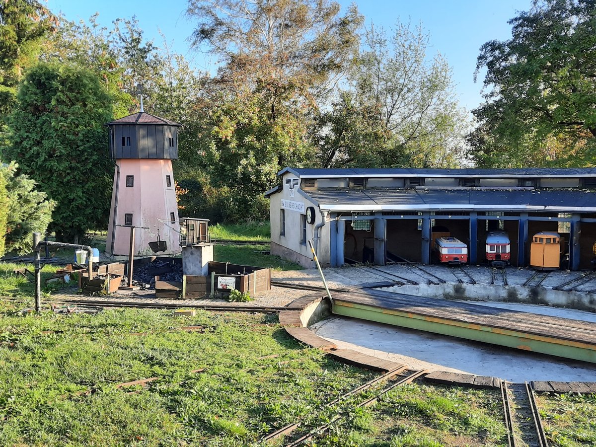 Der Wasserturm & Ringlokschuppen vom Bw Silberschacht, am 24.10.2020 im Modellbaupark Auenhain in Markleeberg.