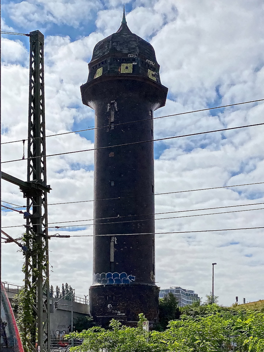 Der Wasserturm am Bahnhof Berlin Ostkreuz ist geblieben, beim warten gesehen am 09. September 2020.