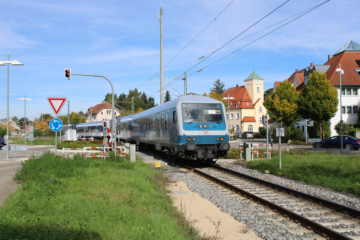 Der WEE-Ersatzzug auf der RS21 verlässt am 04.10.2022 den Bahnhof Laupheim Stadt zur Fahrt nach Biberach(Riß)Süd.