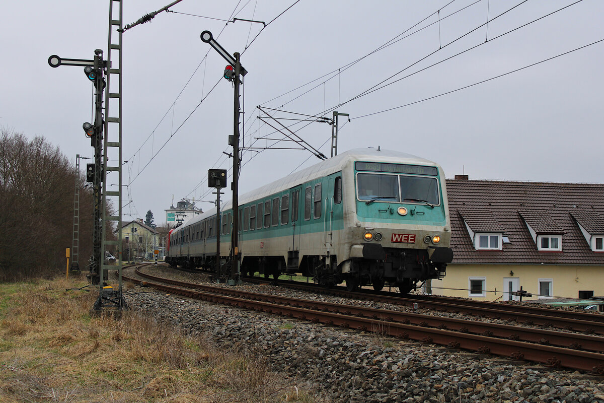 Der WEE-Ersatzzug der Linie RB89 verlässt den Bahnhof Möttingen zur Fahrt von Aalen Hbf nach Donauwörth. (04.03.2023)