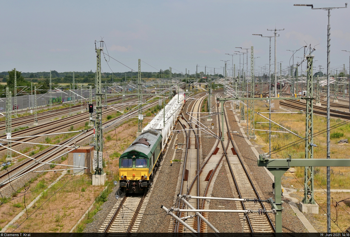 Der Weg der Container vom Hafen Halle-Trotha

So gut wie am Ziel ist der mittägliche Containerzug auf diesem Bild. Er erreicht an der Berliner Brücke die Rangiergleise der Zugbildungsanlage (ZBA) Halle (Saale) und wartet dann auf seinen Weitertransport. Die Hafenbahn-Lok 266 023-1 (PB 19 | EMD JT42CWR) wird sich von den Wagen lösen und alleine zurück ans Saalewasser fahren.
Dieses Bild steht etwas außerhalb der Serie, wurde es doch schon eine Woche zuvor aufgenommen - erkennbar u.a. an den anders gefärbten Tankcontainern und der späteren Uhrzeit. Denselben Zug auf seinem Laufweg öfter zu erwischen, ist nämlich faktisch unmöglich.

🧰 Beacon Rail Leasing Limited (BRLL), vermietet an die Container Terminal Halle (Saale) GmbH (CTHS | Stadtwerke Halle GmbH)
🚩 Bahnstrecke Halle–Vienenburg (KBS 330)
🕓 19.6.2021 | 14:18 Uhr