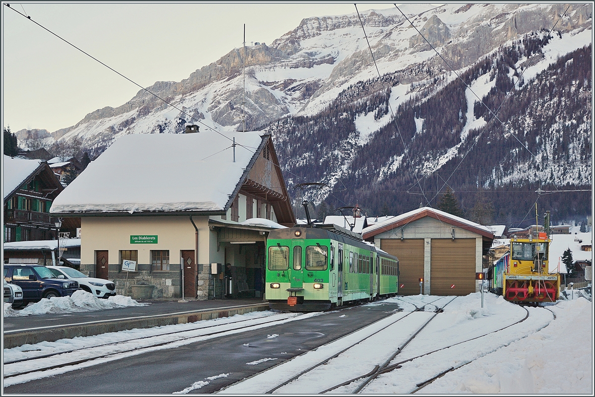 Der Weg über den Bahnübergang erlaubt einen etwas anderen Blick auf den Bahnhof von Les Diablerets: am Bahnstieg steht der BDe 4/4 403  Ollon  mit seinem Bt 431 bereit zur Abfahrt nach Le Sépey und auf Geleis 3 stehen Schneerämunsfarhzeuge, die eine etwas genauere Betrachtung verdienen. 

18. Januar 2022