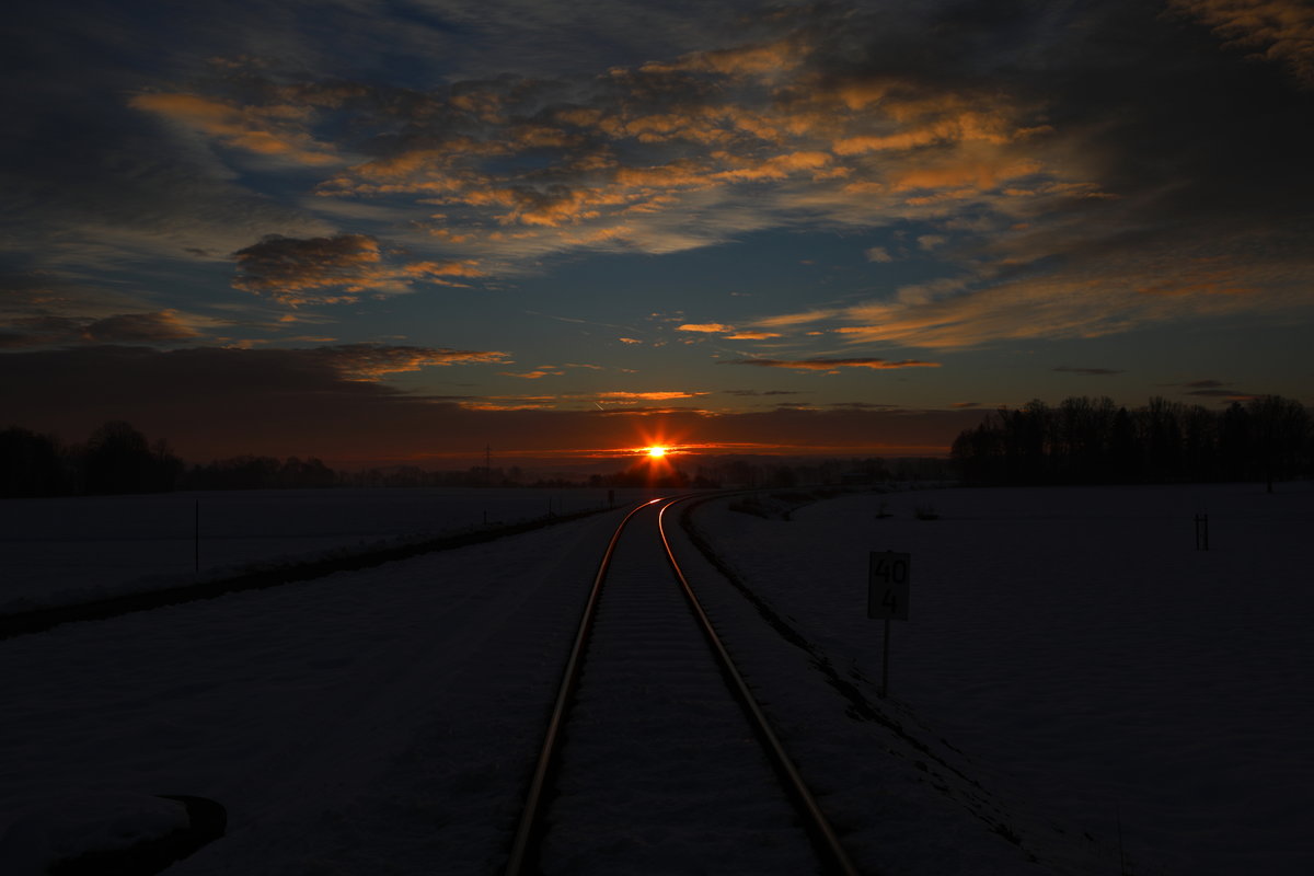 Der Weg ist das Ziel ,..... 

Von einem Bahnübergang aus aufgenommener Sonnenaufgang am 16.02.2018 