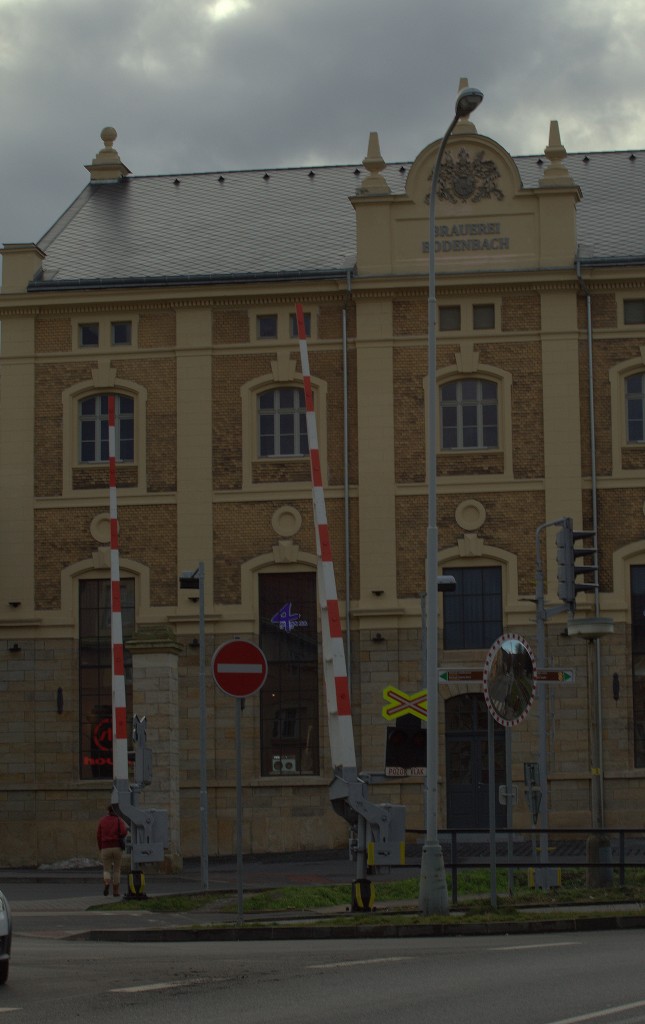 Der Weg zu einem gutem Bier ist frei......BÜ Nähe Decin zastavka, dahinter befindet sich der Eingang zur Brauereigaststätte Admiral. ***** 03.02.2016 15:31 Uhr.(OC Pivovar)