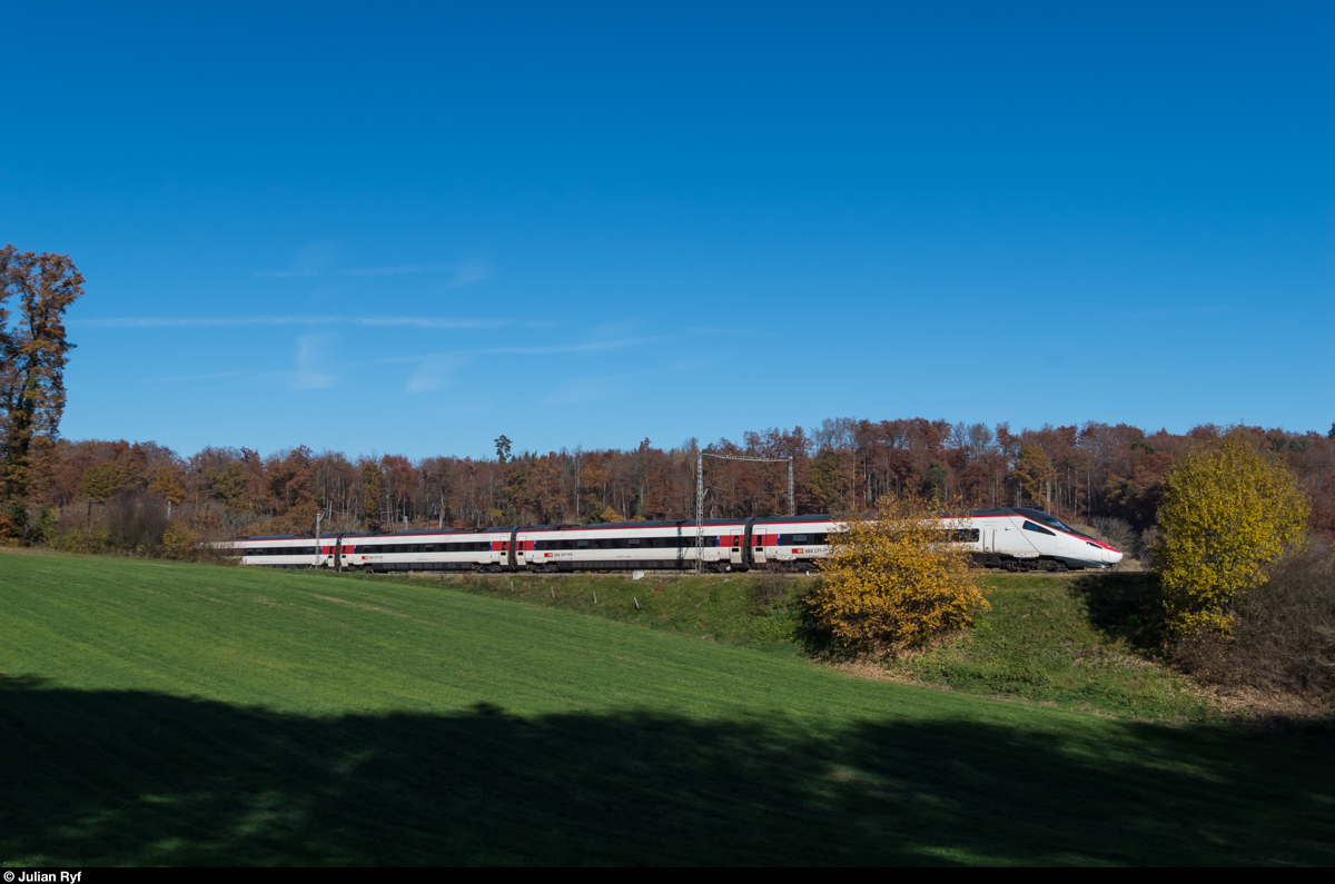 Der wegen Bauarbeiten im Wallis umgeleitete EC 30032 mit ETR 610 zwischen Rosé und Neyruz.
07.11.2015