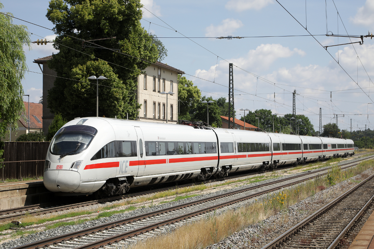 Der wegen der Streckensperrung zwischen Würzburg und Nürnberg über Ansbach umgeleitete 411 584 ff als ICE 228 (Wien - Dortmund) in Roßtal, 24.06.2023