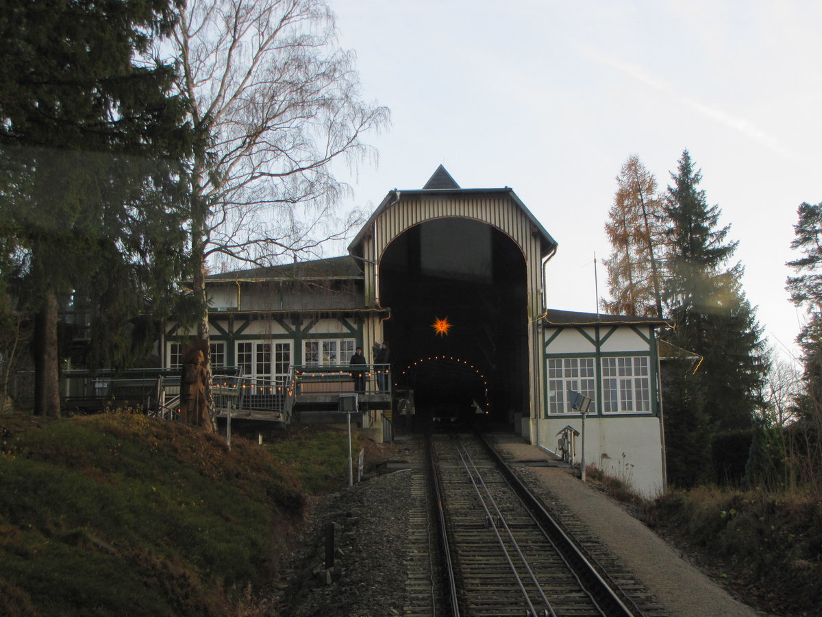 Der weihnachtlich geschmückte Bergbahnhof Lichtenhain am 26.11.2016.