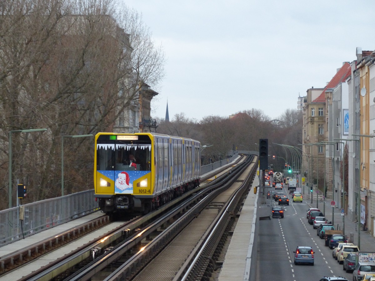 Der Weihnachtsmann fährt U-Bahn. An allen Adventswochenenden fährt die BVG zwischen Uhlandstraße und Warschauer Straße mit ihrem Weihnachtszug, selbstverständlich vom Weihnachtsmann begleitet. Die Fahrt hin und zurück dauert etwa eine Stunde und kostet 5 Euro und kann telefonisch reserviert werden. http://www.bvg.de/de/Aktuell/Newsmeldung?newsid=212 20.12.2014, U-Bahnhof Prinzenstraße