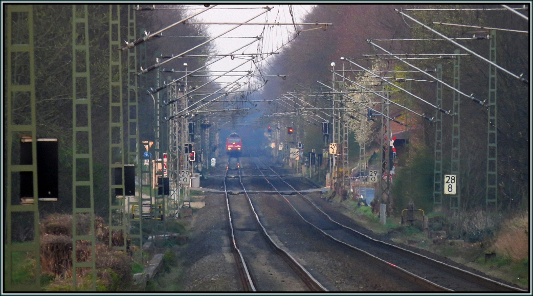 Der weite Blick hinein auf die Kbs 485,vom Bahnübergang in GK Hünshoven aus gesehen.
Bildlich festgehalten unweit von Süggerath am Abend des 28.03.14.