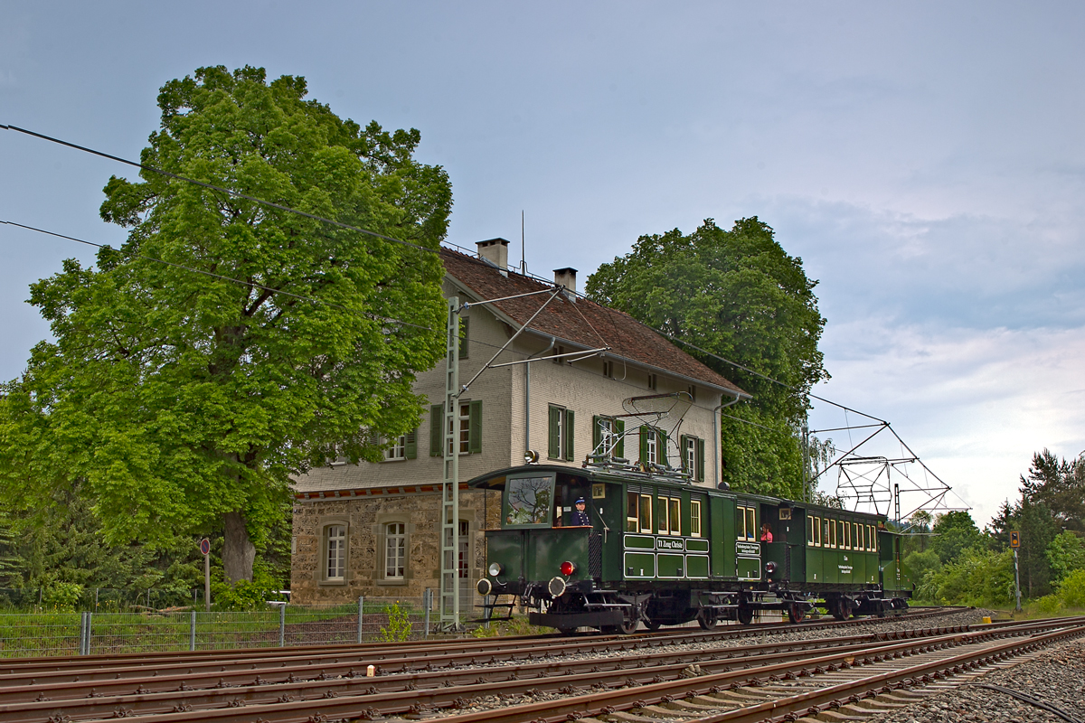 Der weltweit älteste noch in Betrieb stehende Elektrozug der Trossinger Eisenbahn,Triebwagen MAN/AEG Fabriknummer 369 und die  Lina  Fabbrikat AEG,Baujahr 1902 unter der Fabriknummer 160 verlässt mit den Museumsbesuchern die Station Trossingen Staatsbahnhof,Bild vom 25.5.2015