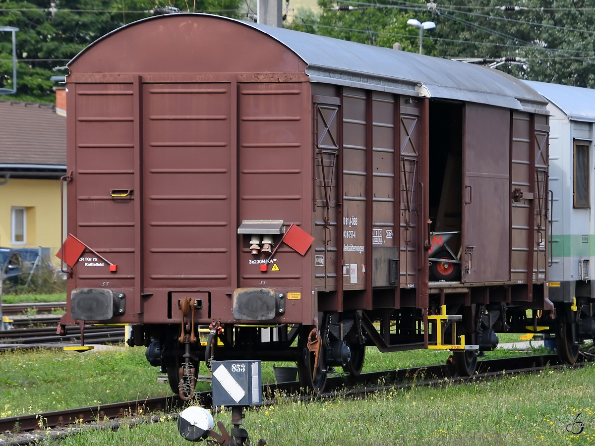 Der Werkstättenwagen 40 81 943 6 757-4 der ÖBB war Ende August 2019 in der Nähe des Außenbereiches des Heizhauses Lienz zu sehen.