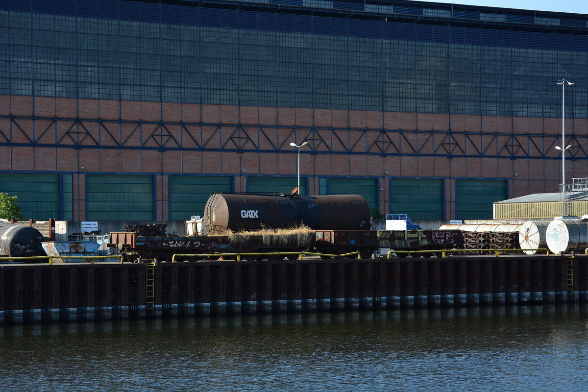 Der Wertstoffhof Brandenburg an der Havel zerlegt auch Güterwagen. Einige von ihnen stehen dort schon Jahrelang abgestellt und rosten vor sich hin. Hier stehen 2 6achsige Flachwagen und ein Kesselwagen.

Brandenburg 23.07.2018