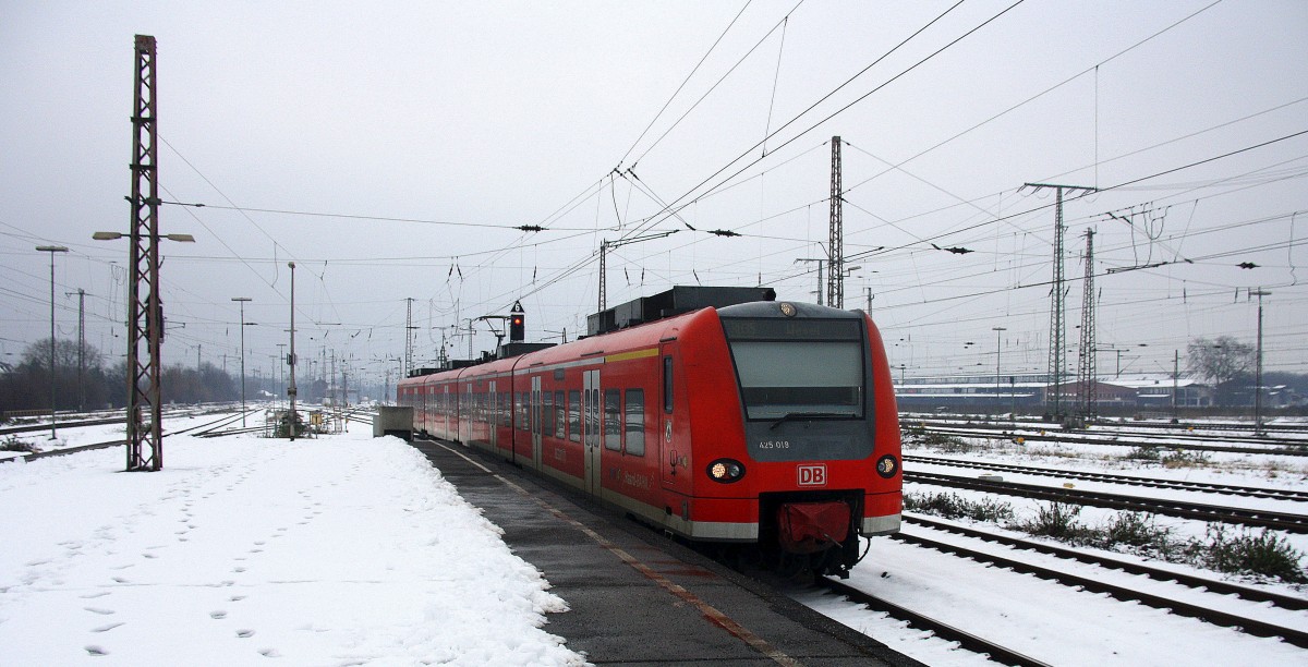 Der Weseler RB35 von Duisburg-Hbf nach Wesel und fährt in Duisburg-Hbf ein.
Bei Schnee am Kalten Mittag vom 25.1.2015.