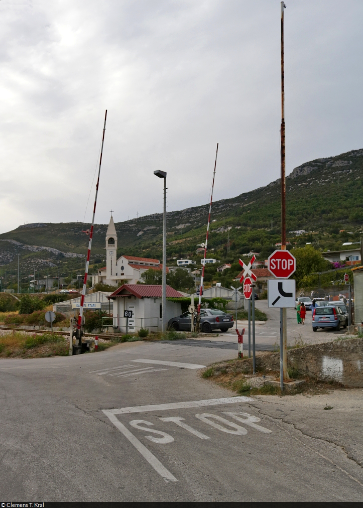 Der westliche Bahnübergang des Bahnhofs Kaštel Stari (HR) ist beschrankt und wird von einem Posten gesteuert – erkennbar am kleinen Häuschen vor dem Kirchturm. Allgemein ist mechanische Sicherungstechnik mit Formsignalen sowie Handweichen und -kurbeln auf dieser touristisch bedeutsamen Hauptbahn noch groß in Mode.

🕓 3.9.2022 | 17:02 Uhr