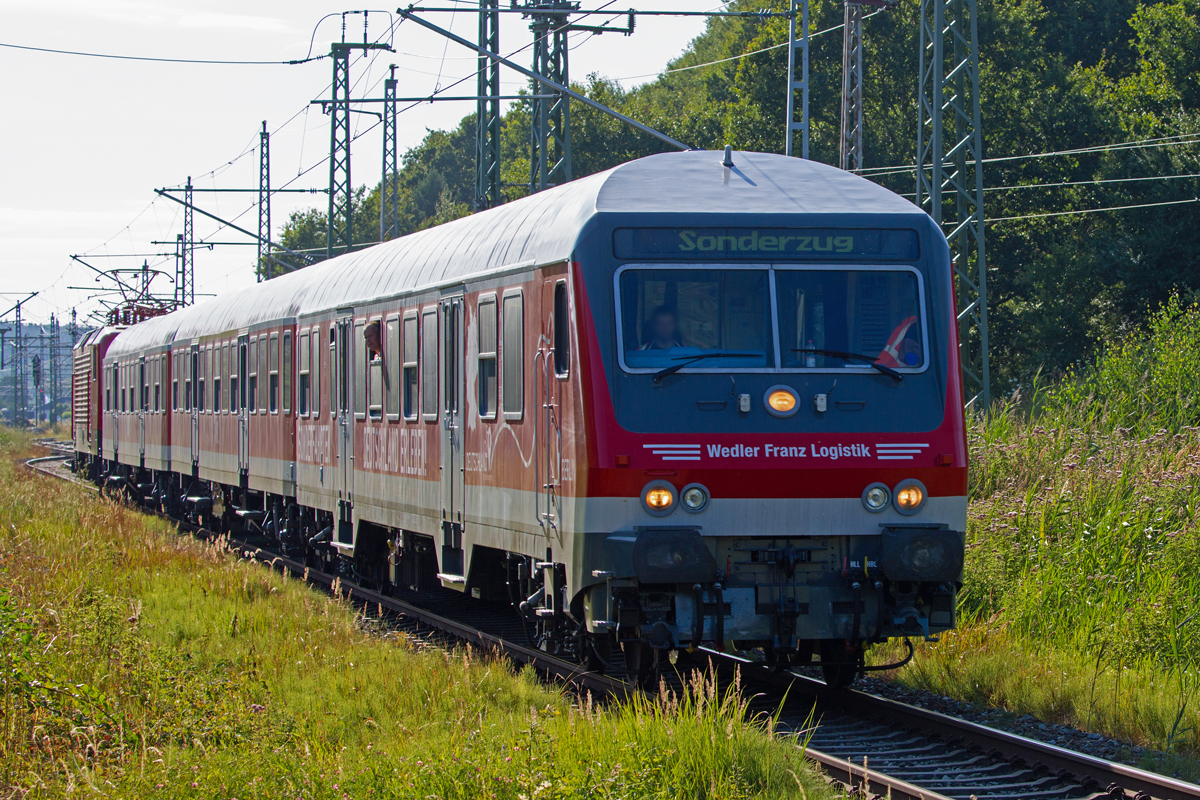 Der WFL „Strand Express“ mit Steuerwagen voraus  zwischen Lietzow und Binz. - 06.08.2022 - Leider bei Gegenlicht.