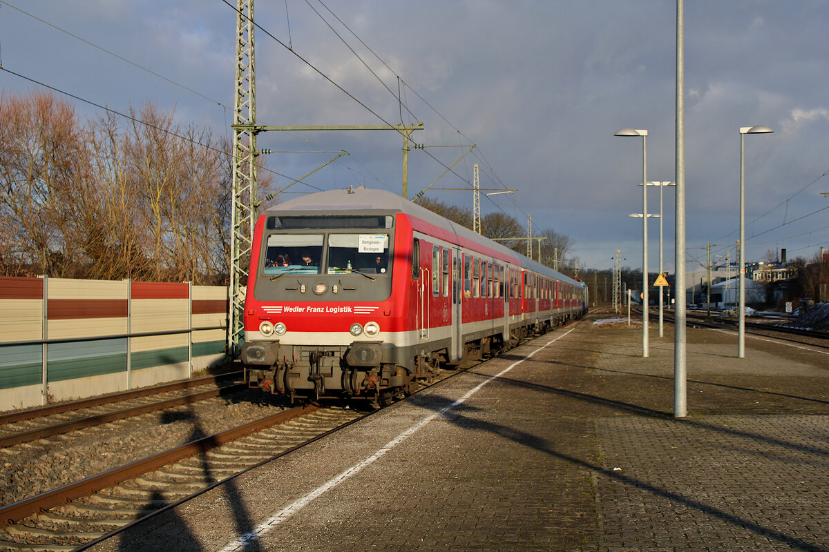 Der WFL-Ersatzzug auf dem MEX17a von Bietigheim-Bissingen nach Karlsruhe Hbf erreicht angeführt von einem Wittenberger Steuerwagen den Bahnhof Sachsenheim. (20.01.2023)