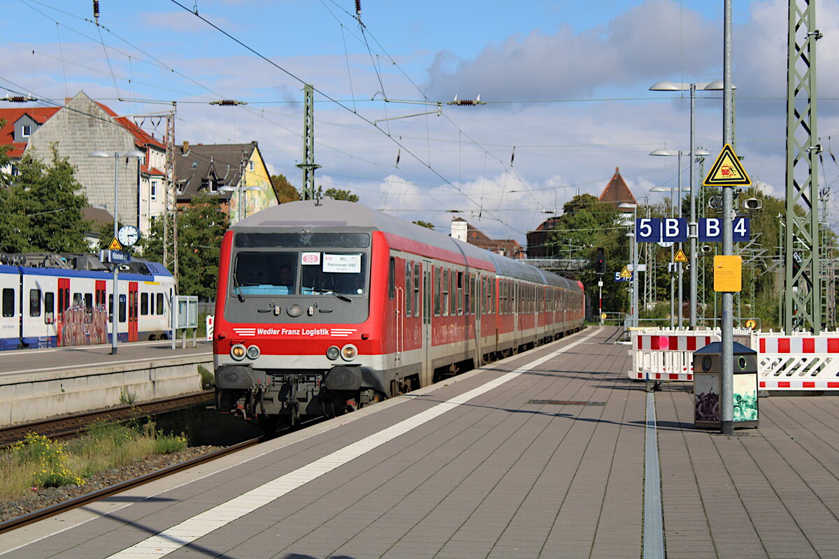 Der WFL-Ersatzzug geschoben von 112 166 erreicht am 25.09.2022 als S3 den Endbahnhof Hildesheim Hbf.