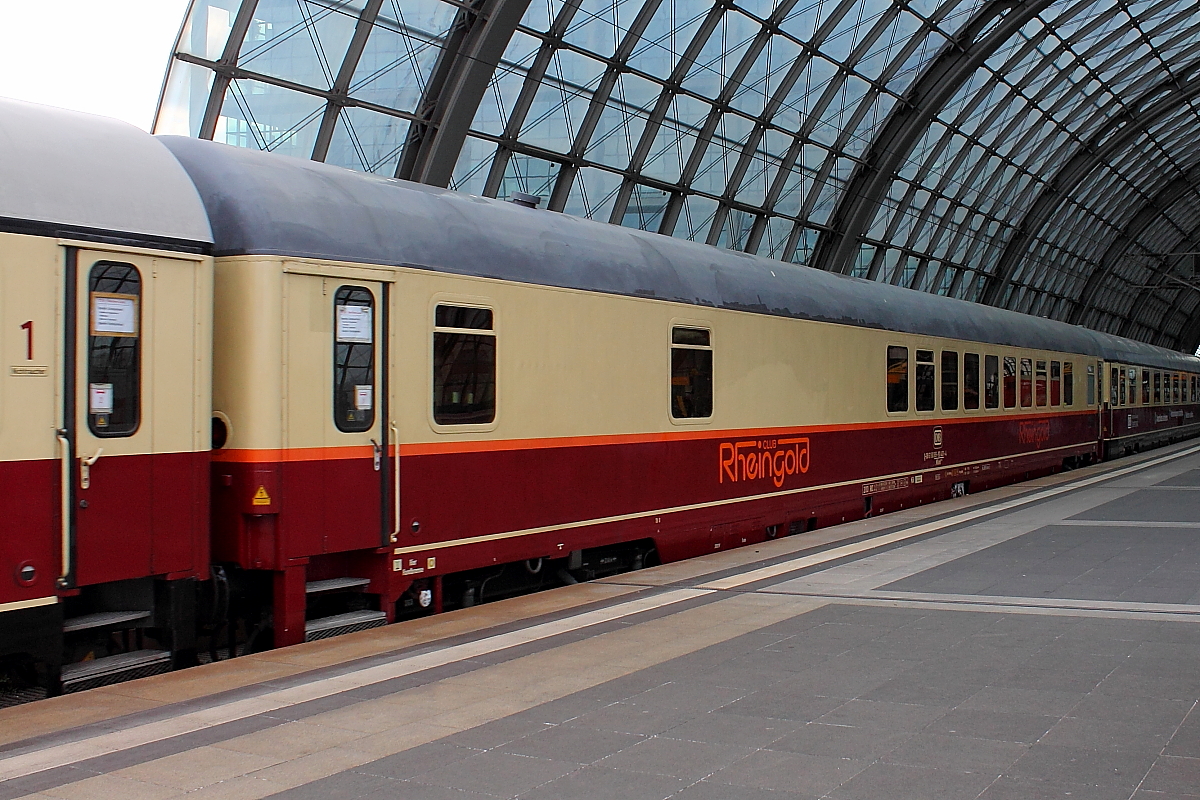 Der WGmh 854 (D-DB 61 80 89-90 401-4) eingereiht als Wagen 3 in den TEE Rheingold „Berliner Land“ am 18.04.2015 in Berlin Hauptbahnhof.
Der Wagen wurde 21.10.1968 bei MAN übergeben.
