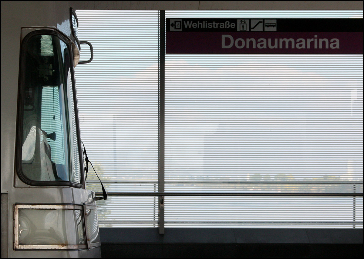 Der Wiener Hausberg lässt sich nur erahnen - 

Die Streifen auf den Glasflächen des Hochbahnhofes Donaumarina der U2 verhindern einen uneingeschränkten Genuss der eigentlich genialen Aussicht entlang der Donau bis zum Lepoldsberg.

07.10.2016 (M)

