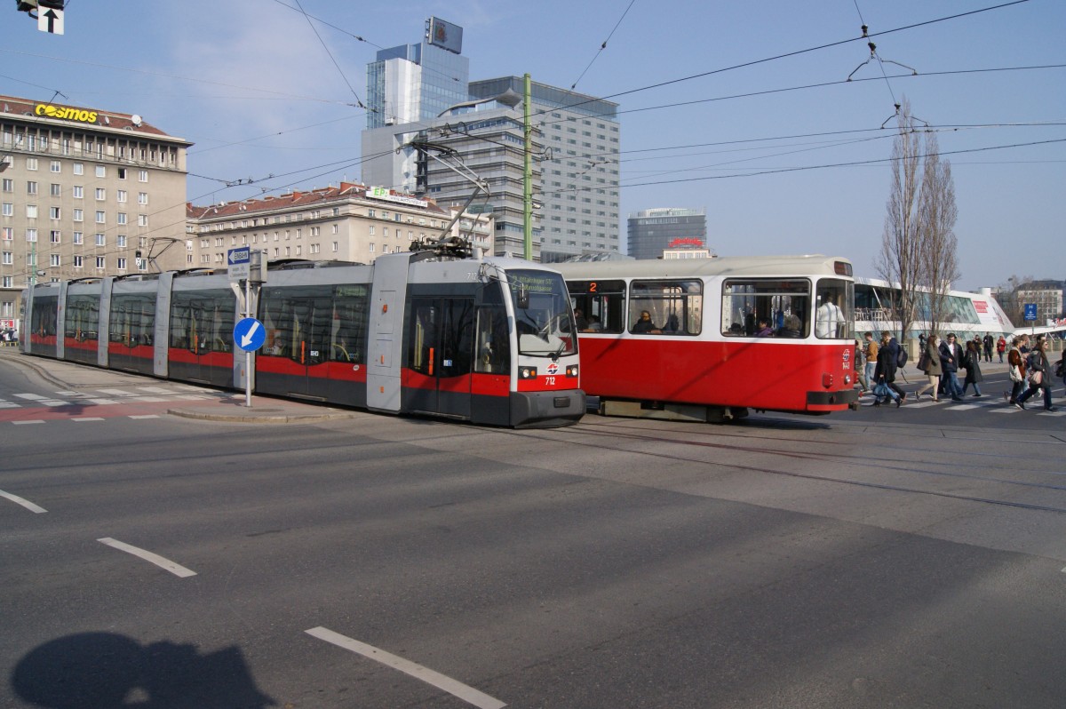 Der Wiener Tw 712 (Typ B1) auf Linie 2 begegnet am 21.03.2015 auf der Marienbrücke einem E2-c5-Zug.