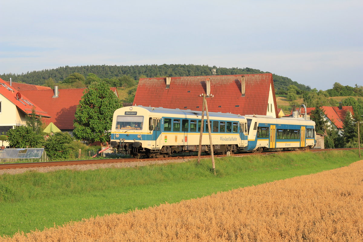 Der Wiesel bestehend aus VT 421+VT 440 auf ihrer Fahrt von Schorndorf nach Rudersberg-Oberndorf in Michelau am 18.07.2017. 