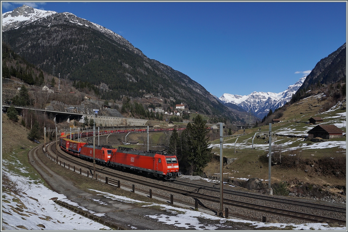 Der  Winner Zug  wird von zwei DB 185 durch die Kehren bei Wassen geschleppt und von einer SBB Re 4/4 II nachgeschoben.
Wassen, den 19. März 2016 