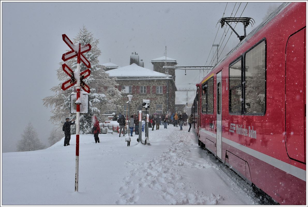 Der Winter ist da. Bernina Express 951 mit ABe 8/12 3513 beim 20 minütigen Halt auf Alp Grüm 2091m ü/M. Die Passagiere vergnügen sich im ersten Schnee, für asiatische Gäste ist es vermutlich der allererste Schnee. (05.11.2016)