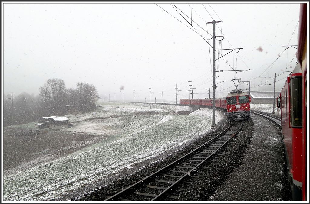 Der Winter gibt sich noch nicht geschlagen. Zugskreuzung mit RE1220 mit Ge 4/4 II 619  Samedan  in Castrisch. (0204.2015)