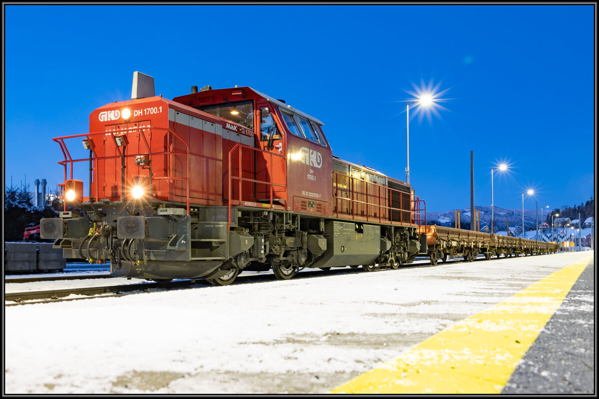 Der Winter hat ein erstes Signal richtung Südweststeiermark gesetzt. Am Morgen des 12. Dezember wartet DH 1700.1 mit einem Bauzug in Wies Eibiswald. 