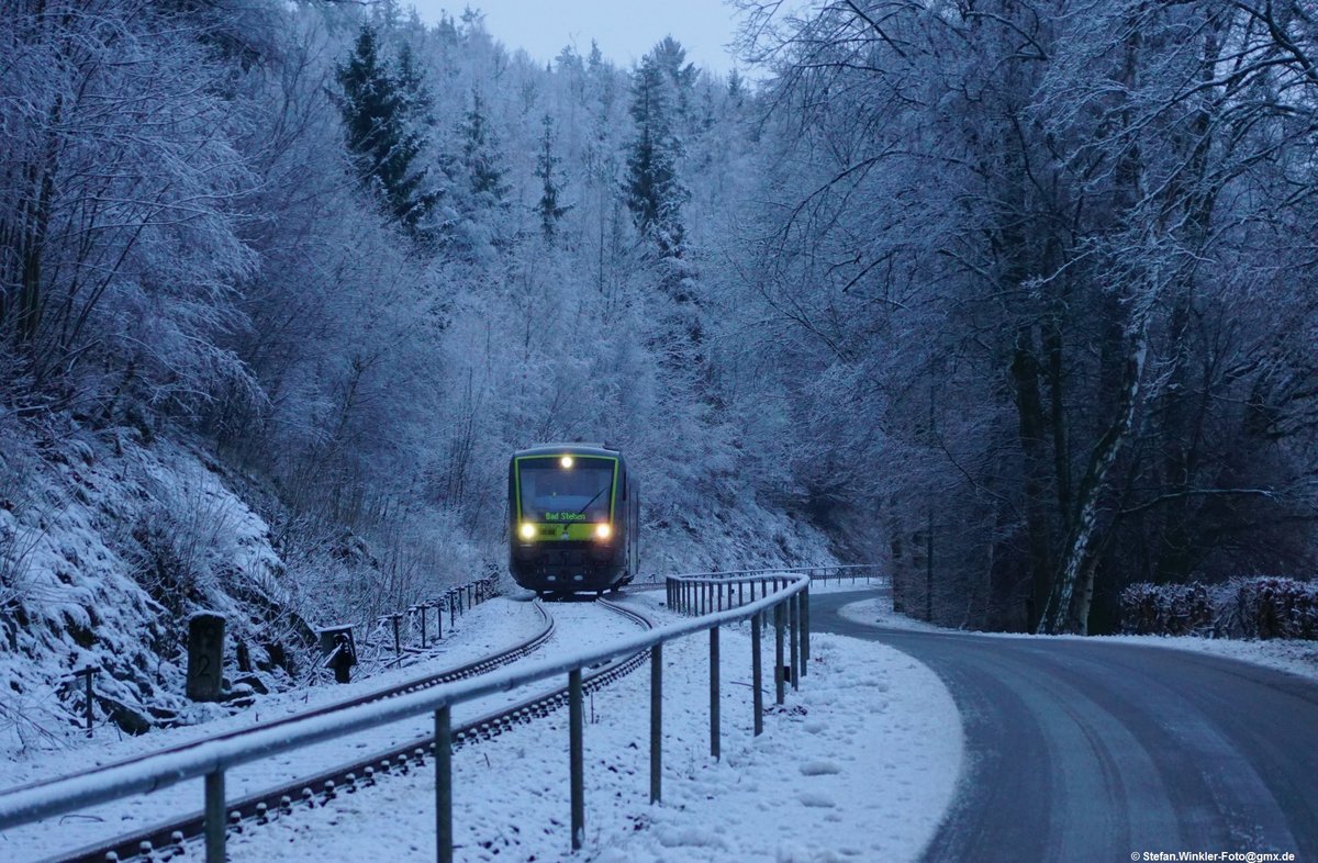 Der Winter kann wirklich schön aussehen.  Nachdem es in den Vortagen geschneit hatte, kommt hier ein Agilis 650 in Naila vom Bahnhof her in Richtung Bad Steben gefahren. 15.12.2017.