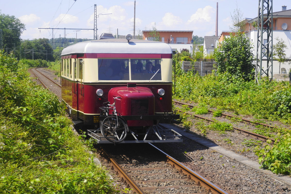 Der Wismarer Schienenbus des Eisenbahnmuseums bei der Ausfahrt aus der S-Bahn-Station Bochum-Dahlhausen (5.6.16).