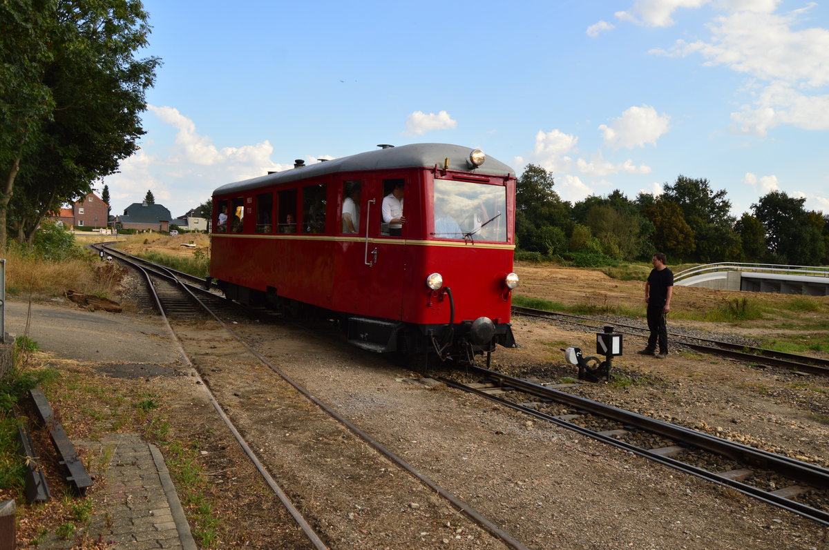 Der Wismarer T13 kommt gerade aus Birgden in Schierwaldenrath eingefahren.
Sonntag 25.9.2016