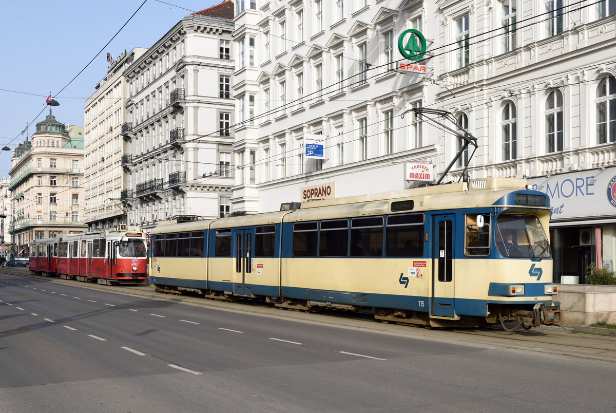 Der WLB Triebwagen 115 sowie der E2 4310 samt Beiwagen 1497 wartet am Abend des 22. Feber 2021 in der Kärtnerstraße auf die Weiterfahrt auf den Karlsplatz.
