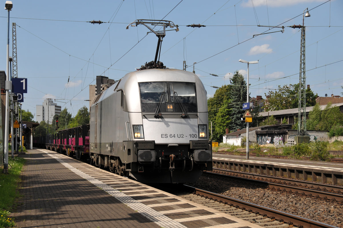 Der WLC-Taurus 182 600 alias ES 64 U2-100 rollt zügig durch Bonn-Beuel in Richtung Süden. Aufgenommen am 21/07/2017.