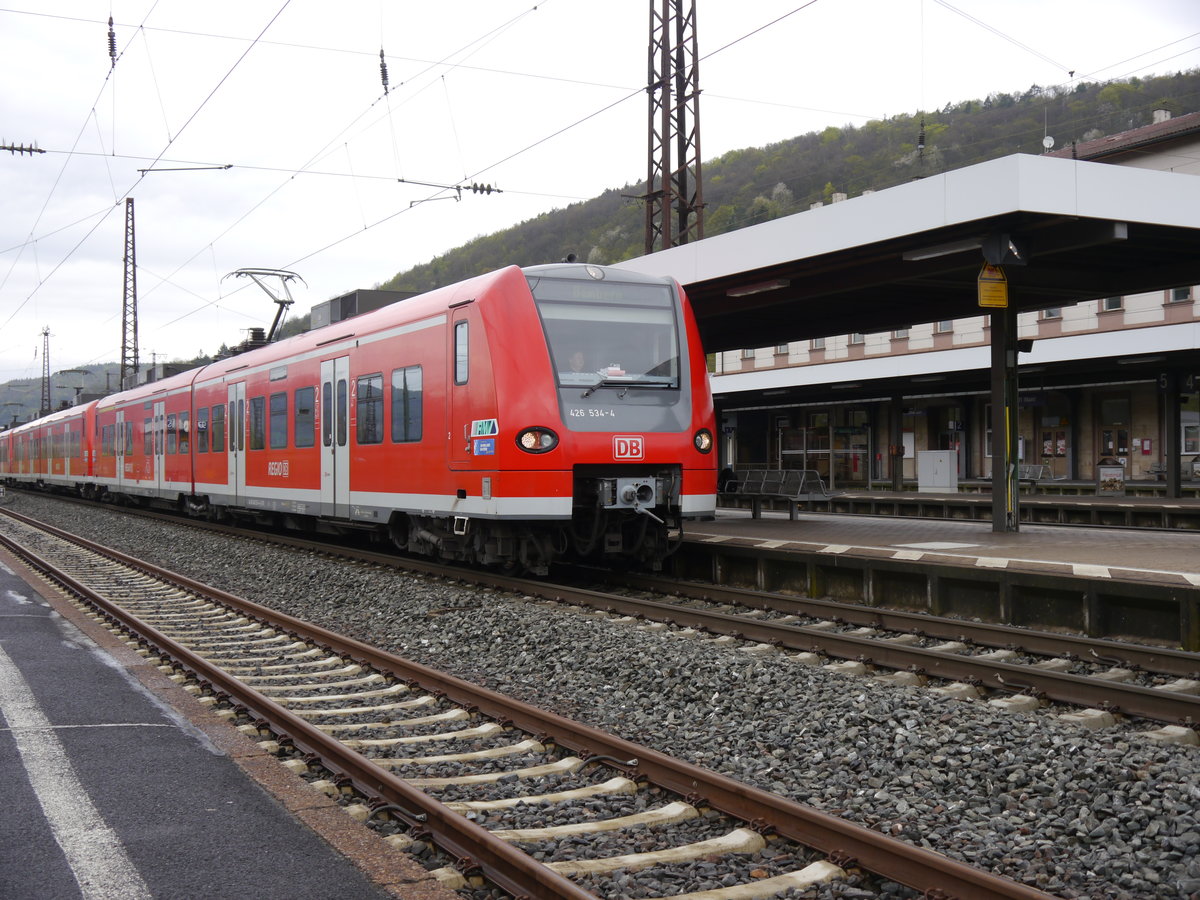 Der Wochenendliche  Freizeitfrankenexpress  steht am 16.04.2016 in Gemünden mit 3mal BR 426 und wartet auf die Abfahrt in Richtung Bamberg über die Wernstrecke, die 4 an einem Tag die einzigesten Planmäßigen sind, welche die Strecke befahren.