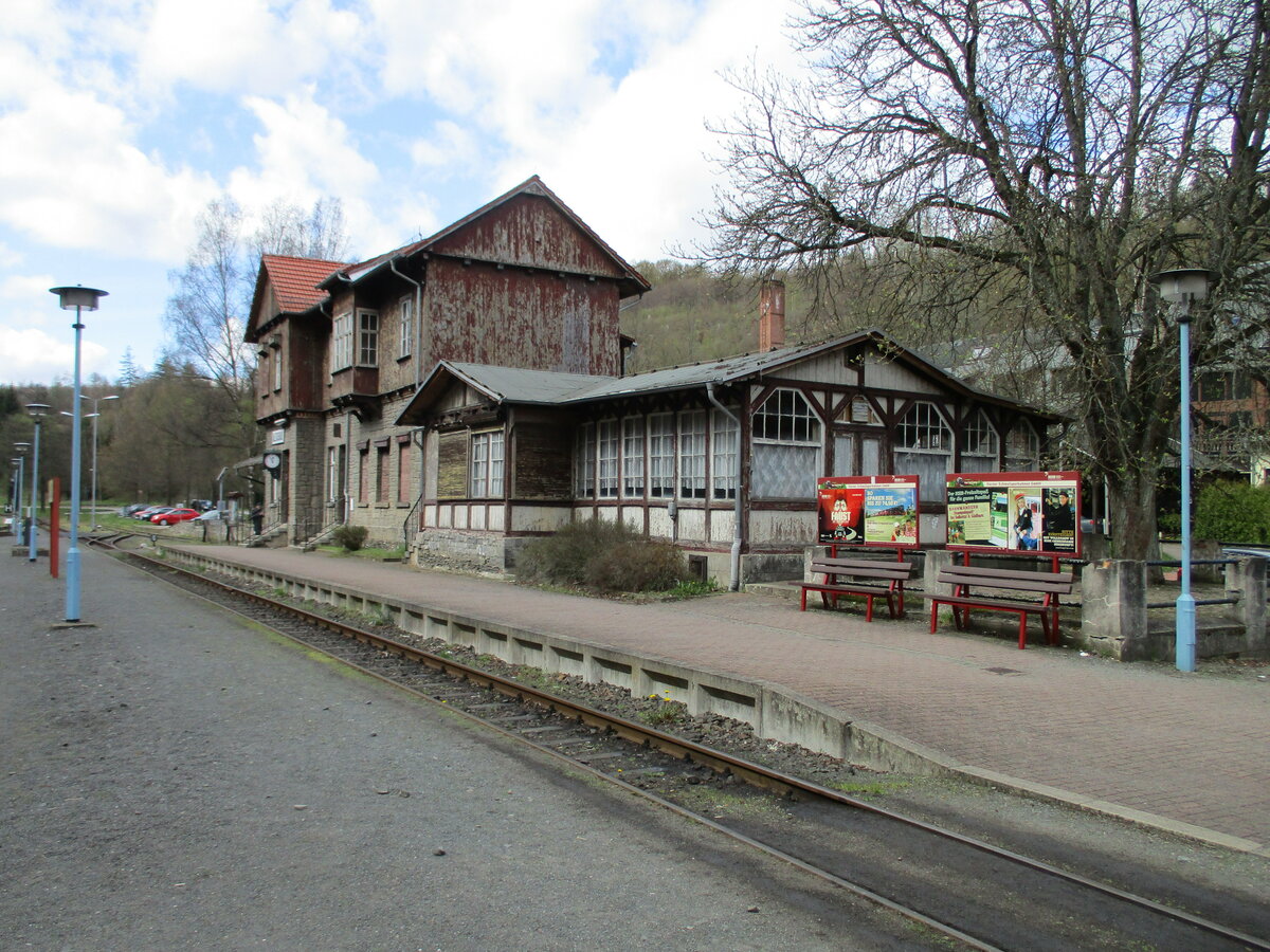 Der wohl bekannteste Bahnhof der Selketalbahn,mit seiner Doppelausfahrt,ist der Bahnhof Alexisbad.Als ich dort am 24.April 2023 dort war,war Niemand auf dem Bahnhof.