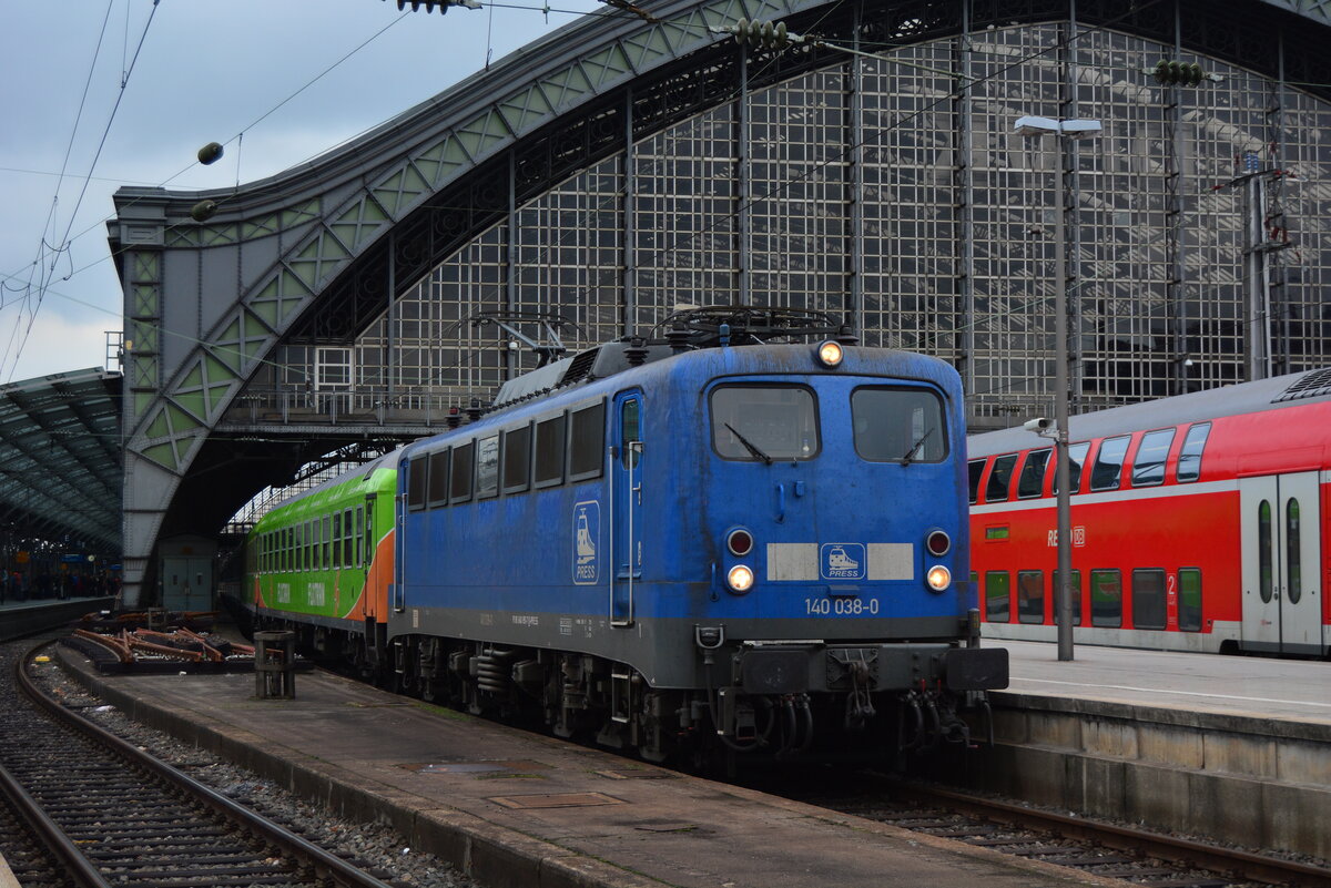 Der wohl bunteste FlixTrin aller Zeiten. Am 27.10.20218 erreichte 140 038-0 mit dem Flixtrain Köln Hbf. Heben grünen Flixtrain Wagen wie man sie heute standartmäßig kennt waren im Zug auch Liegewagen sowie n-Wagen eingereiht.

Köln 27.10.2018