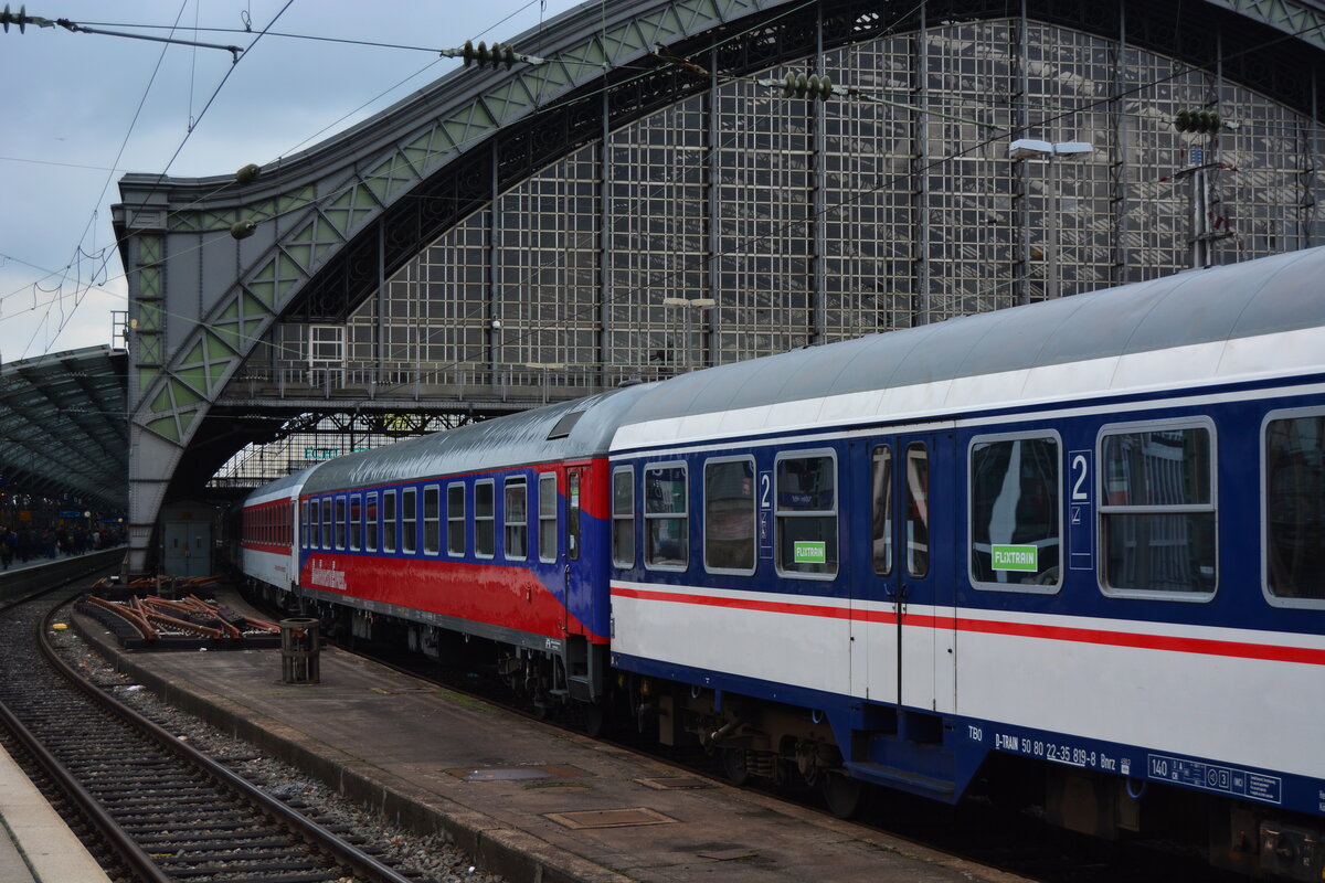 Der wohl bunteste FlixTrin aller Zeiten. Am 27.10.20218 erreichte 140 038-0 mit dem Flixtrain Köln Hbf. Heben grünen Flixtrain Wagen wie man sie heute standartmäßig kennt waren im Zug auch Liegewagen sowie n-Wagen eingereiht. 

Köln 27.10.2018