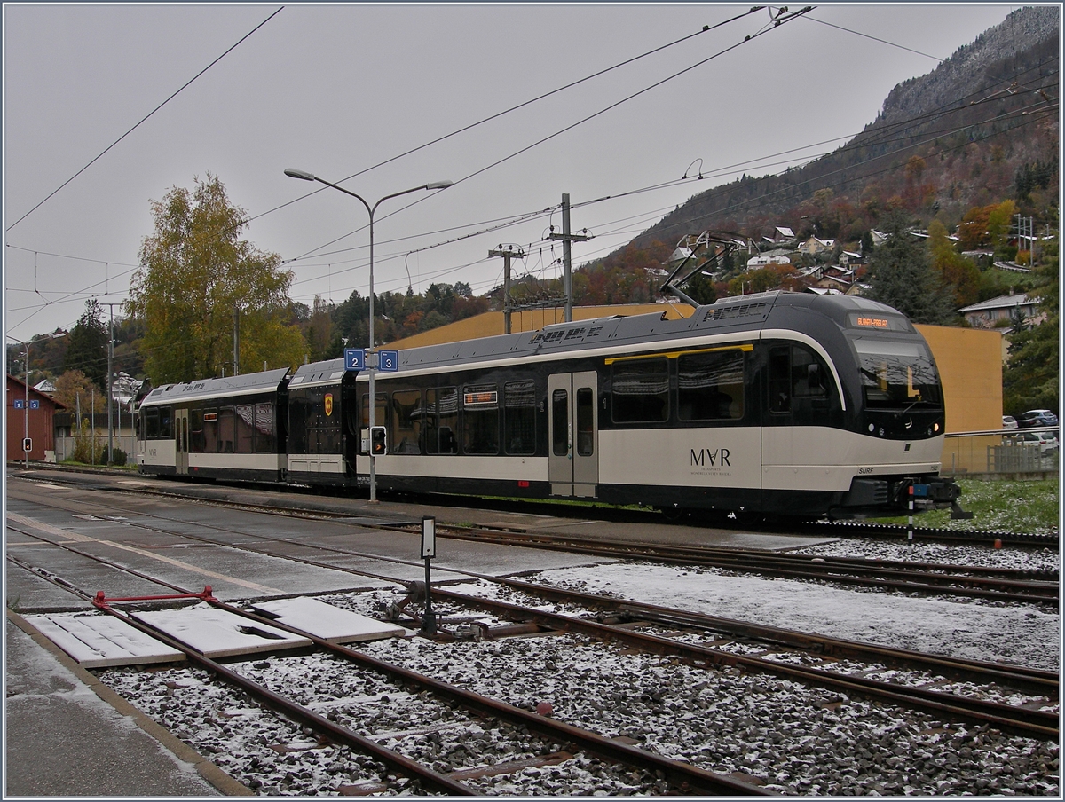 Der wohl kürzeste Regioexpress: Der MVR ABeh 2/6 7502 wartet auf Reisende nach Prélaz, der Halteort und Zielbahnhof ist auf dem Bild rechts in der Bildmitte wage zu erkennen.
9. Nov. 2016