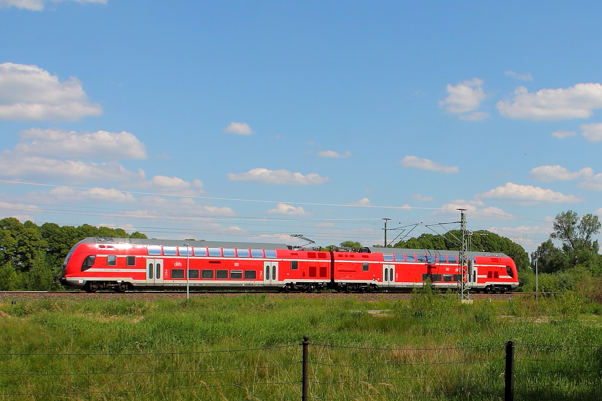 Der wohl kürzeste Twindexx Vario.
Am 22.05.2018 fahren die beiden gekuppelten „Lokomotiven“ durch Nassenheide.

