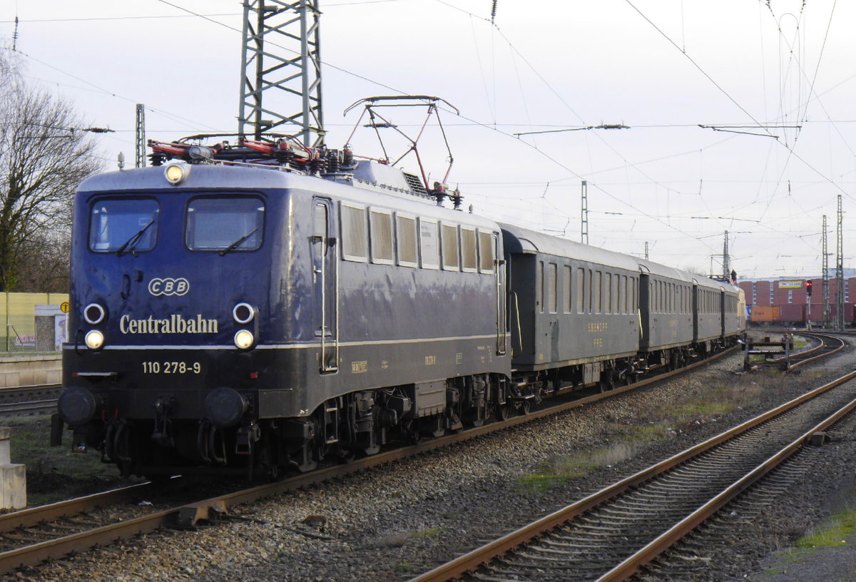 Der wohl meistfotografierte Eurobahn-Zug aller Zeiten fährt in Nienburg (Weser) ein: RE 78-Ersatzzug aus Minden, 3.1.19.