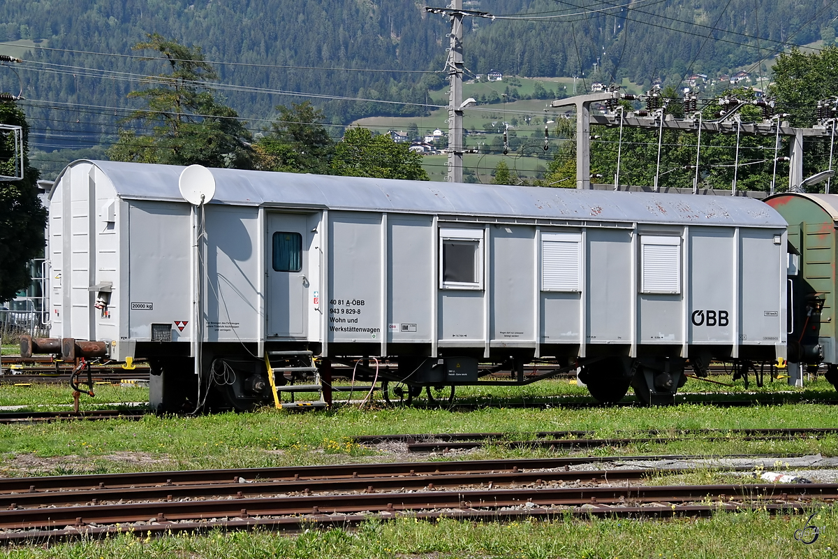 Der Wohn- und Werkstättenwagen 40 81 943 9 829-8 der ÖBB war Ende August 2019 in der Nähe des Außenbereiches des Heizhauses Lienz abgestellt. 